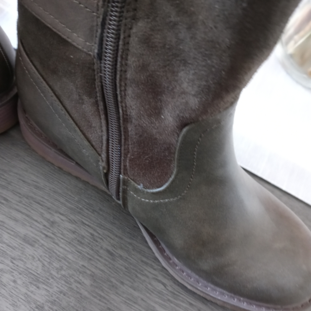 Boots - Picture 2 of 6